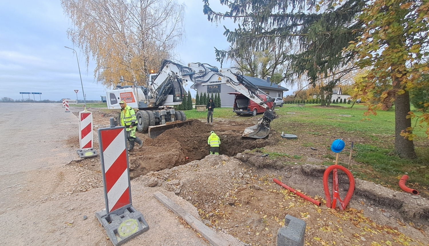 Turpinās būvdarbi gājēju celiņa izbūvei Penkulē